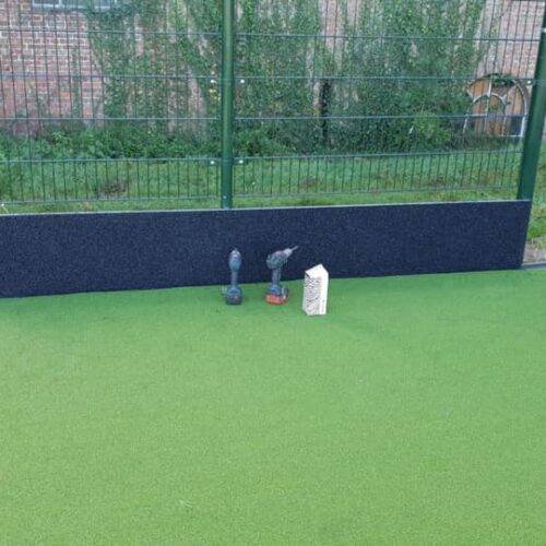 Hockeyslagplanken met rubbergranulaat. Op montage in België.